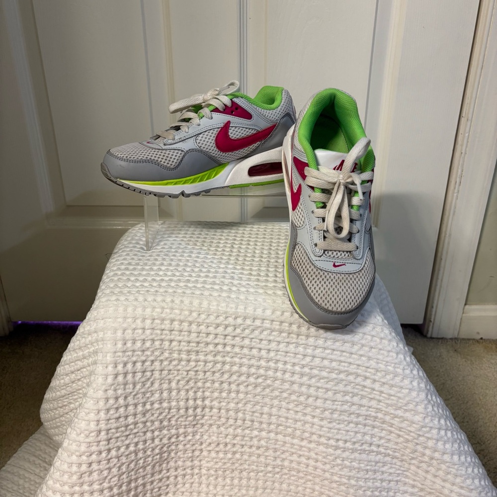 Nike Air Max Women’s Correlate Gray/Green Sneakers, Size 7